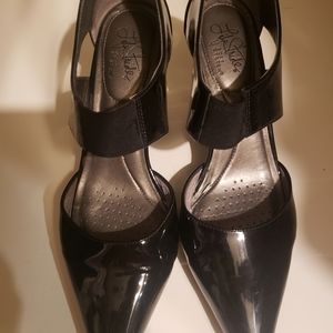 Life Stride Black Patened Leather Heels/Pumps Size US 8.5